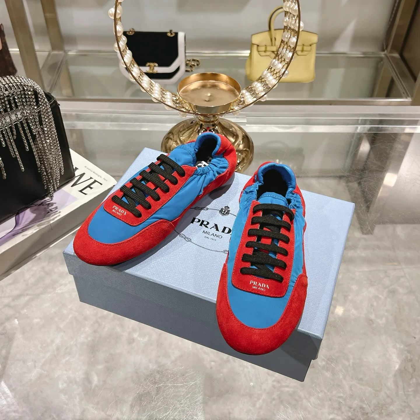 👟👟Ex-factory price 520👟👟Men's size +10 Couple style🎆Prada's new moral training shoes. The upper is suede with texture, and the inner sheepskin is wrapped. It is soft and waxy🎆The insole is thickened with lambskin. It is extremely comfortable to step on, has a sense of support, and feels well wrapped. The shoe shape is full of wrapping, light and easy to wear. A practical casual shoe that makes your legs appear taller! White is clean and refreshing, needed all year round, and can be easily worn with skirts and pants. Upper: imported suede/original molded fabric. Lining: sheepskin. Outsole: rubber outsole! Code number: 35-41 Color: burgundy blue brown green dark green yellow black red gray 9 colors available